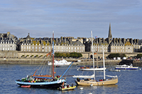 Bateaux devant Saint-Malo